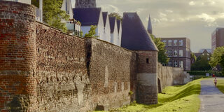 beleuchtete Stadtmauer