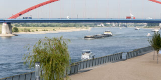 Der Rhein bei Duisburg mit der Brücke der Solidarität
