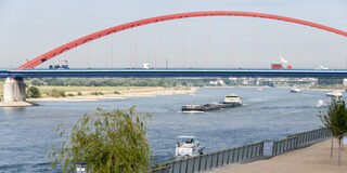 Der Rhein bei Duisburg mit der Brücke der Solidarität