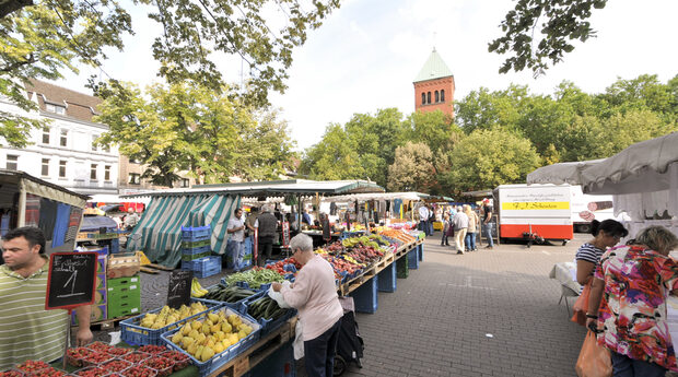 Einkauf von Gemüse und Obst auf den Wochenmarkt am Michaelplatz
