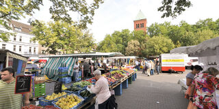 Einkauf von Gemüse und Obst auf den Wochenmarkt am Michaelplatz
