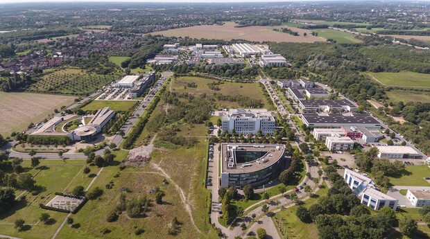 Luftaufnahme - Businesspark Niederrhein in Duisburg-Asterlagen. Im Hintergrund die Wohngebiete von Asterlagen, Winkelhausen und Moers-Schwafheim