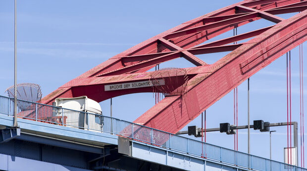 Brücke der Solidarität über dem Rhein bei Duisburg zwischen Hochfeld und Rheinhausen
