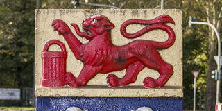 Wappen der Stadt Rheinhausen in der Ausfahrt der Moerser Straße aus dem Kreisverkehr