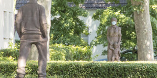 Standfigur "Mutter mit Kind" an der Straße Zu den Wiesen Ecke Zu den Erlen in Großenbaum. Diese Figur ist zusammen mit der gegenüberliegenden Figur "Stahlwerker" 1952 als Symbol für die Mannesmann Stahlsiedlung aufgestellt worden.