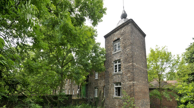 Haus Böckum (in alten Quellen auch Boecum, Boichem oder Böekem) ist ein mittelalterlicher Adelssitz im Duisburger  Stadtteil Huckingen. Die ehemalige Wasserburg gehört wie das Gut Kesselsberg, die Sandmühle, der Steinhof, das Haus Remberg, der Biegerhof und das Haus Angerort zu einer Reihe von mittelalterlichen Burgen, Wasserschlössern und Gutshöfen direkt am oder in der Nähe des alten Angerbachs.