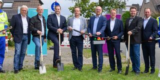 Foto des Spatenstichs: v. l. - David de Jesus Henriques (WestNetz GmbH), Romanus Vallieri (Gatter 3), Waldemar Getta (Breitband Netzdesign), Jan Luccarda (Geschäftsführer Gatter 3), Carsten Lagemann (Geschäftsführer Westconnect), Sören Link (Oberbürgermeister Stadt Duisburg), Dr. Jürgen Grönner (Geschäftsführer WestNetz), Falko König (Gigabitkoordinator Stadt Duisburg) und Daniel Böttcher (Regionalmanager Westconnect)