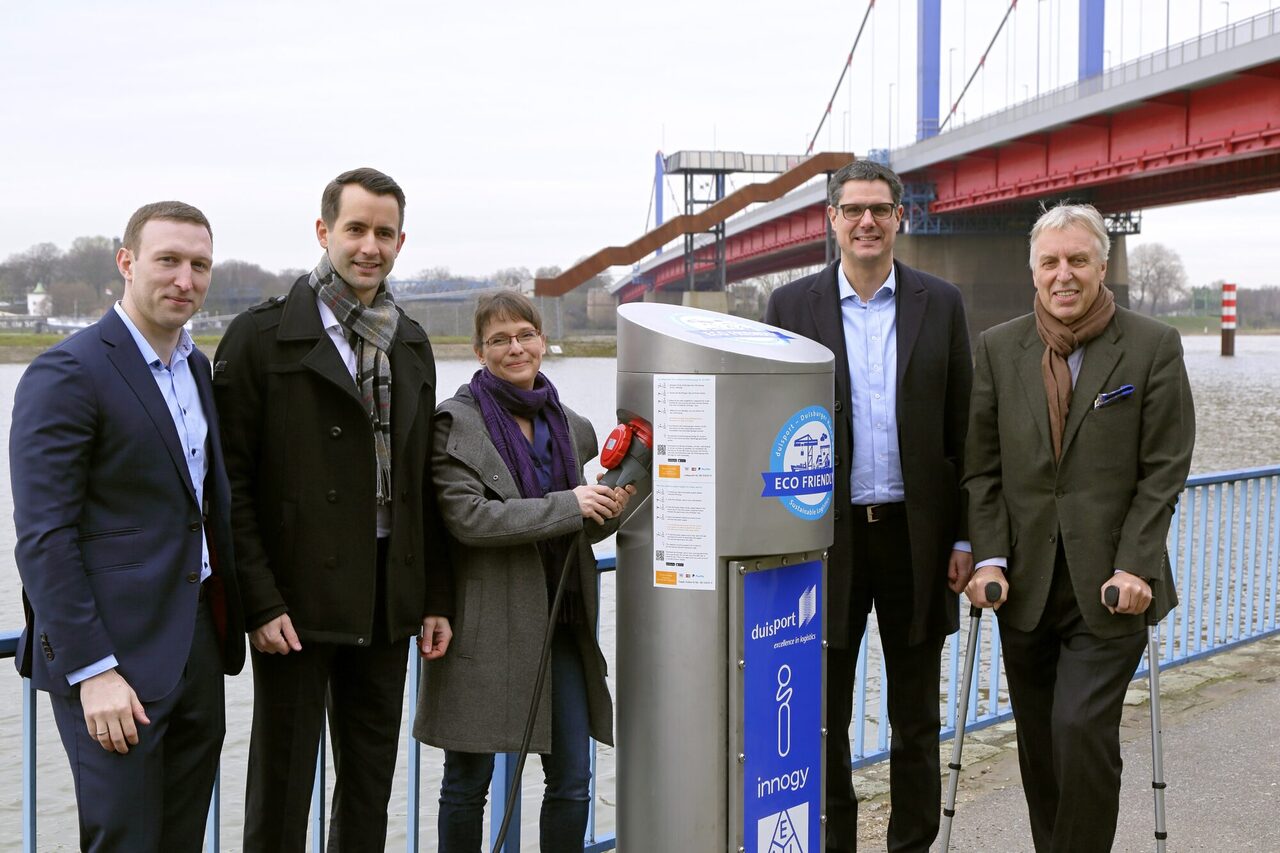 Eröffnung Landstromladesäule durch die Verantwortlichen