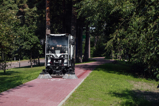 Kehrmaschine bi der Arbeit