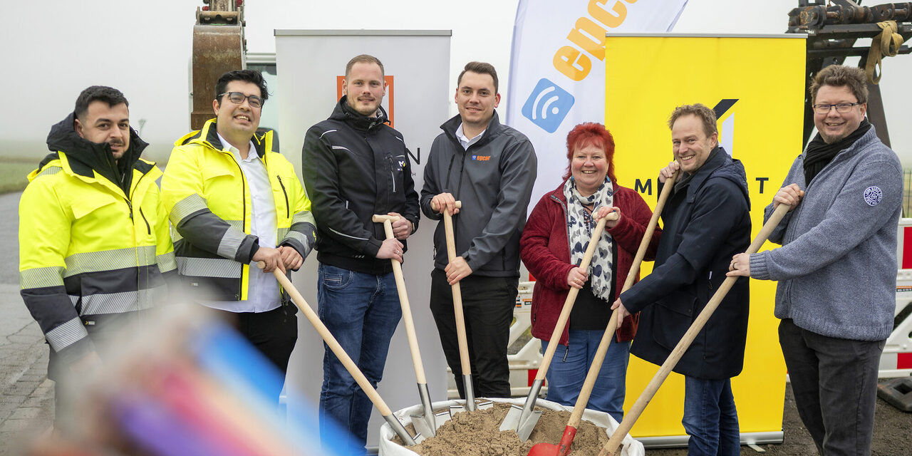 Spatenstich Breitbandausbau in Duisburg Mündelheim mit Bezirksbürgermeisterin (Süd) Beate Lieske (3. v.r.) Stadtdirektor Martin Murrack (2.v.r.), Gigabitkoordinator Falko König (1.v.r.)