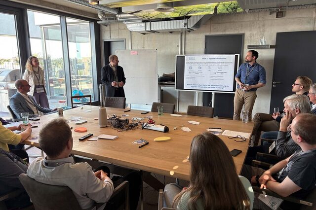 Menschen an einem Tisch