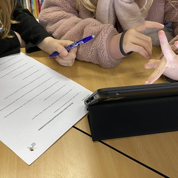 Zwei Schüler am Tablet mit der digitalen Schülerzeitung.