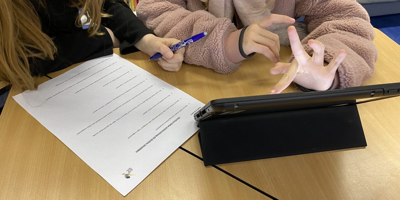 Zwei Schülerinnen am Tablet