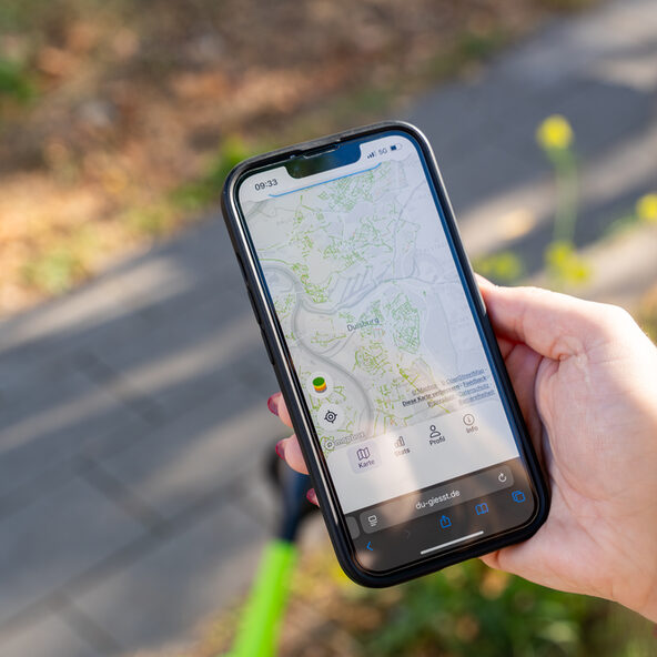 Auf einem Smartphone wird die Onlineplattform "Du gießt" angezeigt.