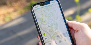 Auf einem Smartphone wird die Onlineplattform "Du gießt" angezeigt.