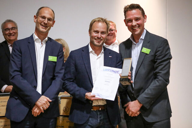 Foto der Preisverleihung: v.l.: Jon Abele, BearingPoint, Martin Murrack, Stadtdirektor und Digitalisierungsdezernent sowie Jonas Rahe, Cisco Deutschland
