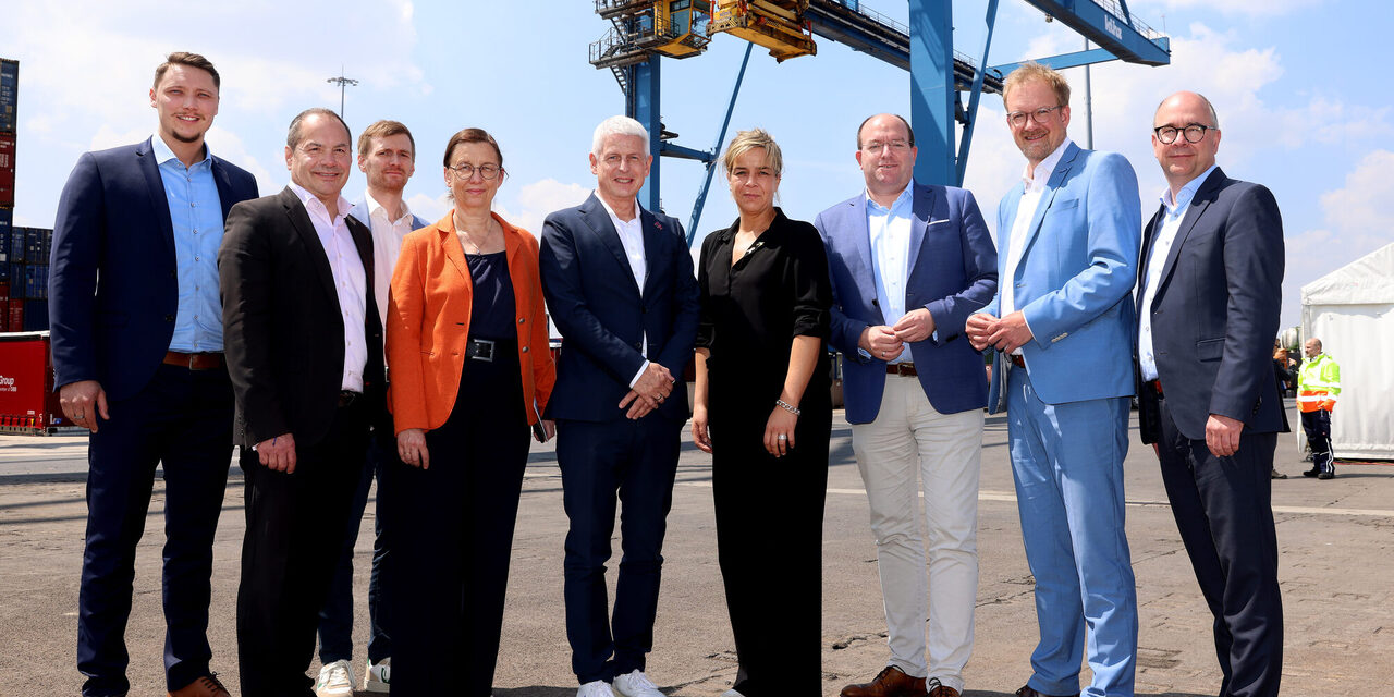 duisport-CEO Markus Bangen freute sich über den Besuch von NRW-Wirtschaftsministerin Mona Neubaur (Mitte) und Prof. Dr. Barbara Albert, Rektorin der Universität Duisburg-Essen, auf dem 5G-Pilotareal auf logport I in Duisburg-Rheinhausen.