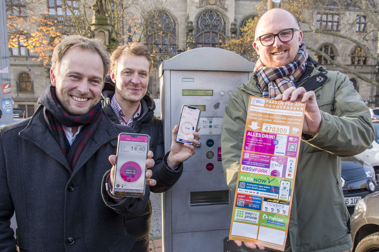 von links: StD Martin Murrack, Philipp Zimmermann (Smart Parking e.V.) und OB Sören Link