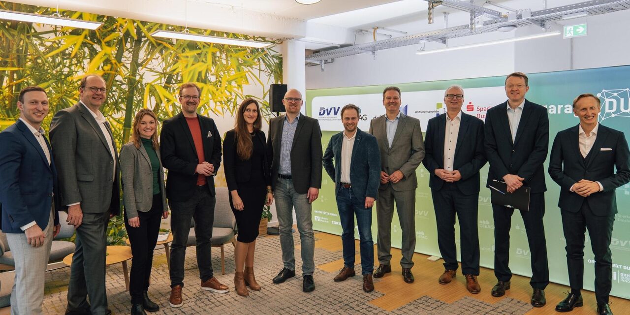 Pressefoto v.l.: Alexander Garber (duisport), Bernd Wortmeyer (GEBAG), Sandra Altmann (GEBAG), Wirtschaftsdezernent Michael Rüscher, Madeleine Meermann (Work Inn), Oberbürgermeister Sören Link, Stadtdirektor Martin Murrack, Helge Kipping (Sparkasse), Thomas Patermann (Wirtschaftsbetriebe), Marcus Vunic (Duisburger Verkehrs- und Versorgungsgesellschaft), Rasmus C. Beck (Duisburg Business & Innovation)