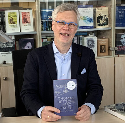 Thomas Hettche: Herzfaden. Roman der Augsburger Puppenkiste, Verlag Kiepenheuer & Witsch, Köln 2020
