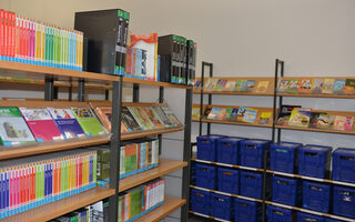 Regale mit Büchern und Boxen