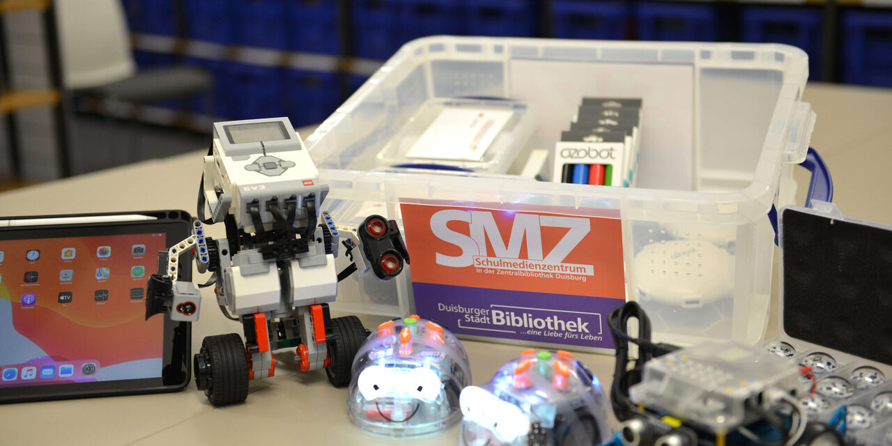 Verschiedene Medien (u.a tablet, Maus, Stifte und eine Box)