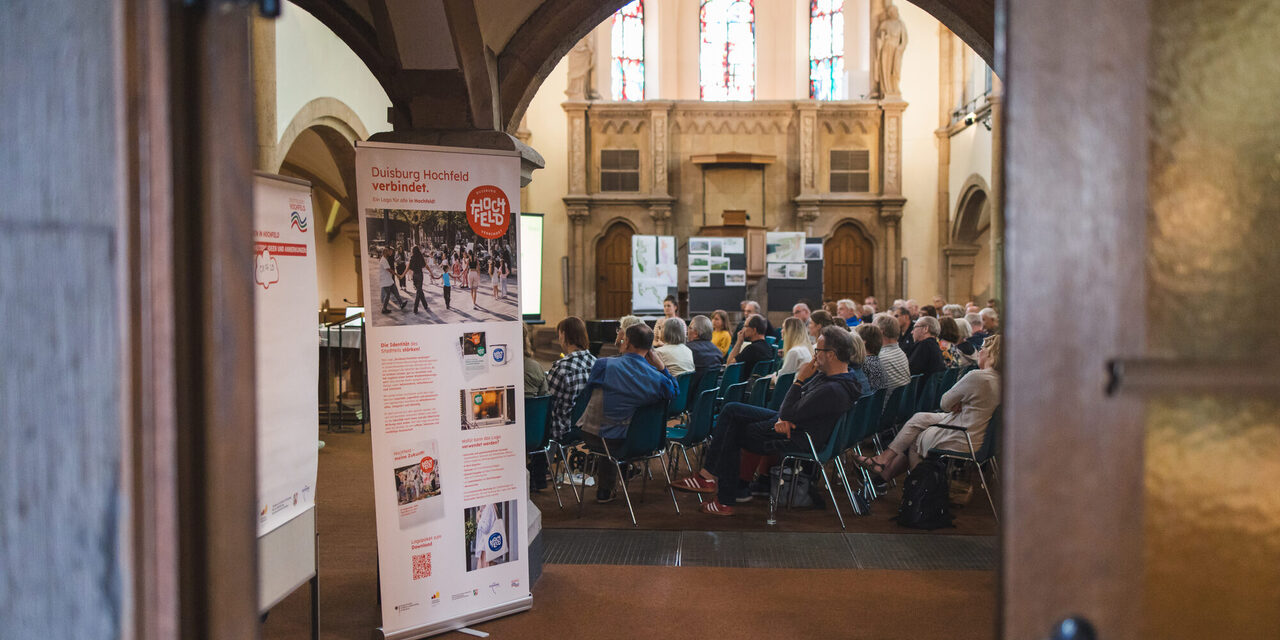 Gruppe von Menschen beim Forum Leben in Hochfeld