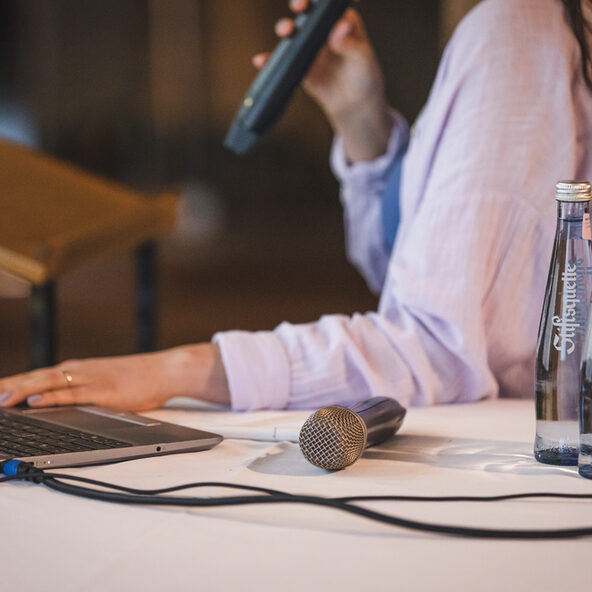 Eine Person von der Seite, die einen Vortrag hält