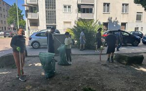 Erste Aufräumaktion am Blauen Haus Hochfeld