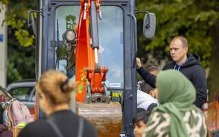 Kinder probieren Baggerfahren auf dem Talentfest