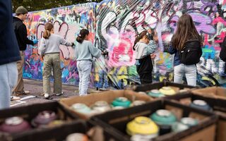 Kinder und Jugendliche probieren Graffiti aus