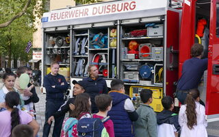 Kinder schauen sich ein Feuerwehrauto an