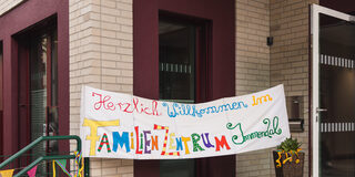 Gemaltes Banner mit der Aufschrift "Willkimmen um Familienzentrum Immendal"