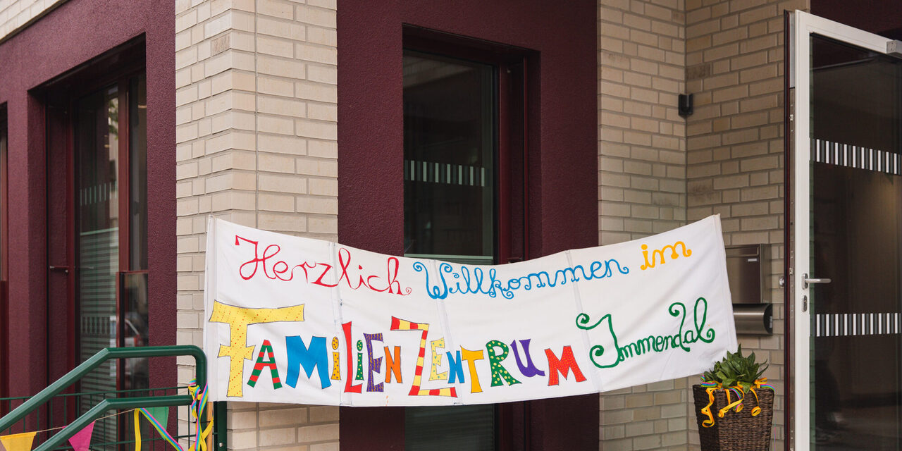 Gemaltes Banner mit der Aufschrift "Willkimmen um Familienzentrum Immendal"