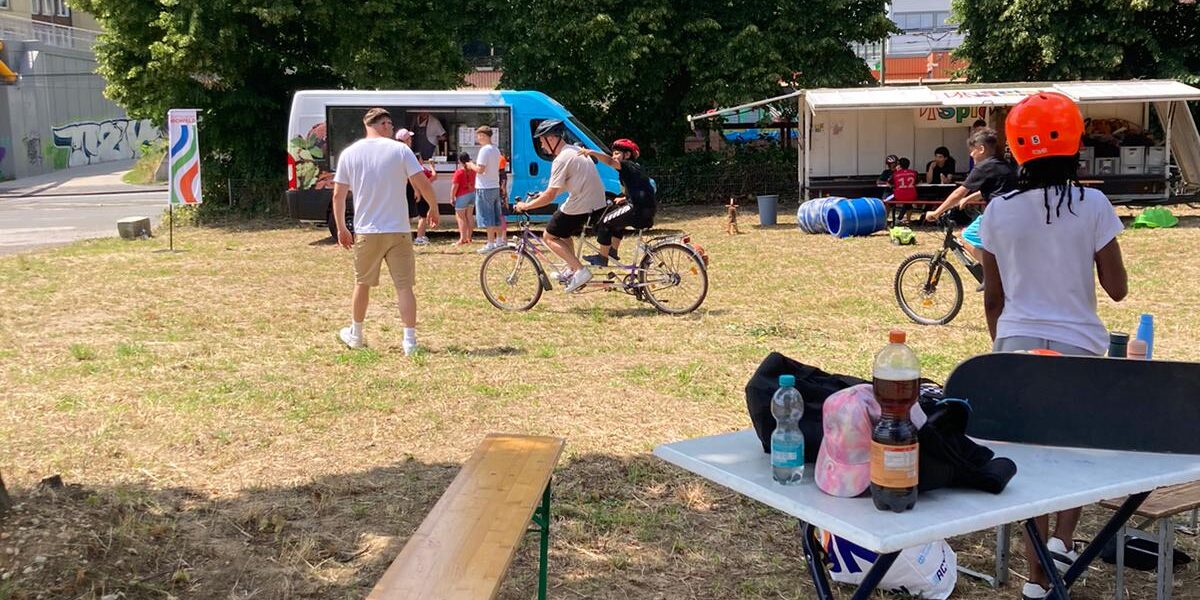 Spielmobil und Eiswagen