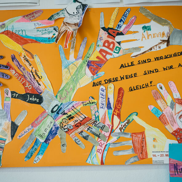 Plakat mit der Aufschrift: Alle sind verschieden. Auf diese Weise sind wir alle gleich!