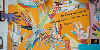 Plakat mit der Aufschrift: Alle sind verschieden. Auf diese Weise sind wir alle gleich!