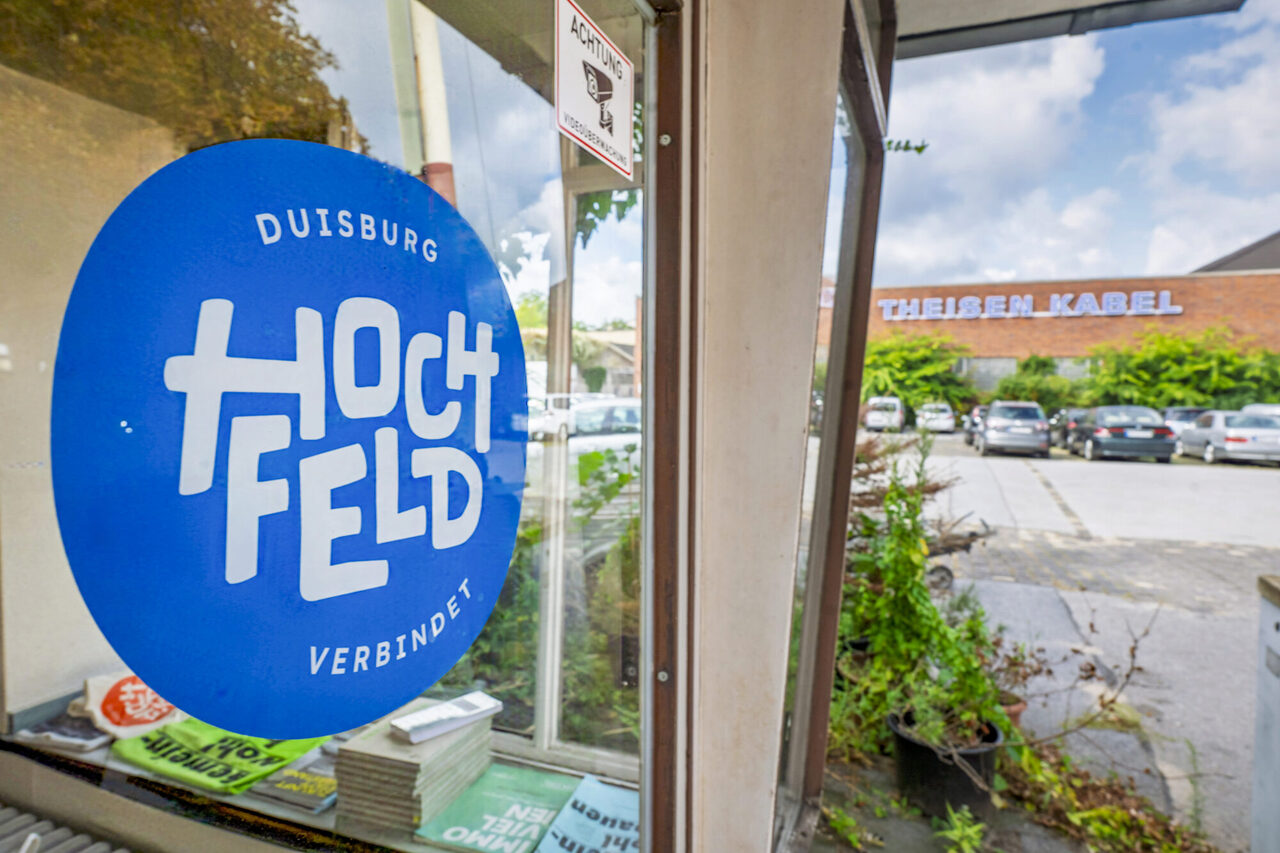 Hochfeld Logo vor Theißen Kalbel Gelände