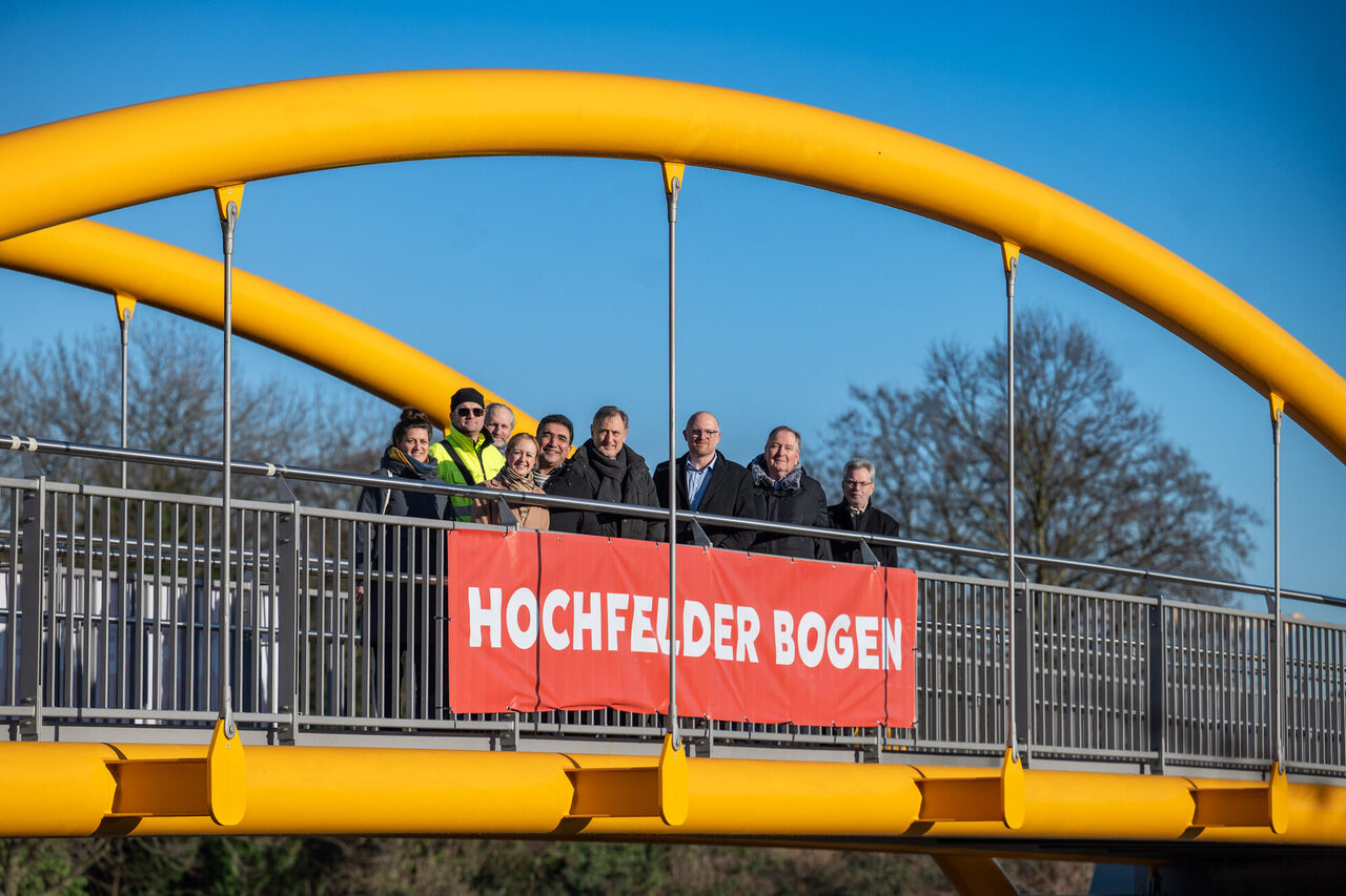 Foto zur Fertigstellung der Brücke mit Oberbürgermeister Sören Link