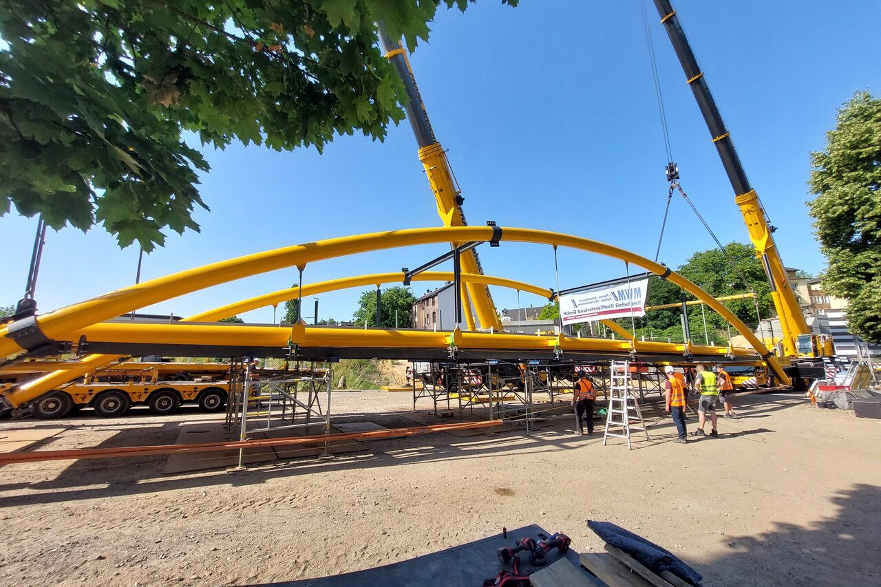 Brücke während des Einhubs