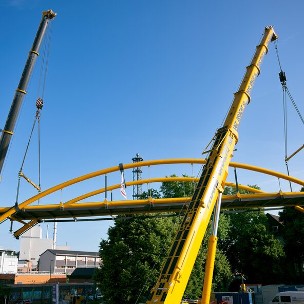 Neue Brücke über die Heerstraße wird von zwei Kränen eingehoben