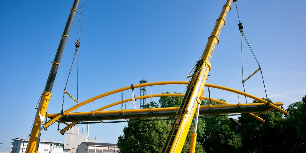 Neue Brücke über die Heerstraße wird von zwei Kränen eingehoben