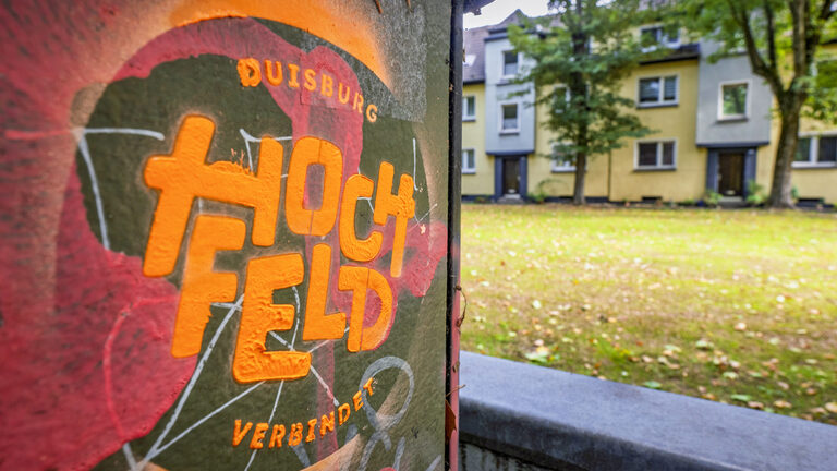 Hochfeld Logo an Laternenpfahl