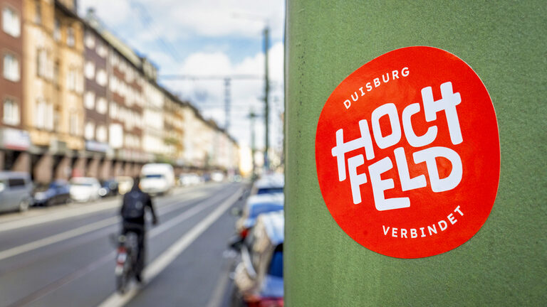 Hochfeld Logo an Laternenpfahl