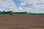 Bildausschnitt von einem Trecker auf dem Binsheimer Feld in Duisburg