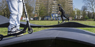 Kind fährt Cityroller auf einem Pumptrack in Duisburg