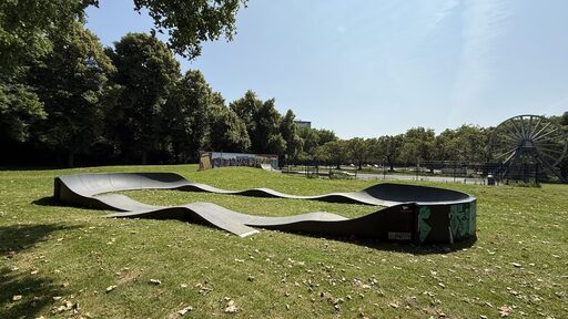 Mobiler Pumptrack auf der Wiese zwischen der Ottostraße und der Skateanlage in Duisburg Hochheide