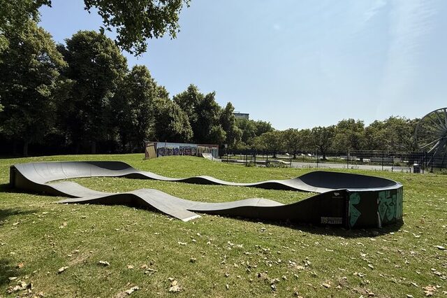 Mobiler Pumptrack auf der Wiese zwischen der Ottostraße und der Skateanlage in Duisburg Hochheide