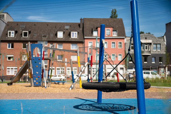 neuer Spielplatz mit Grünfläche in Laar