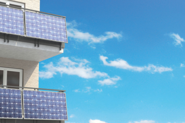 Balkon mit Solar-Modulen